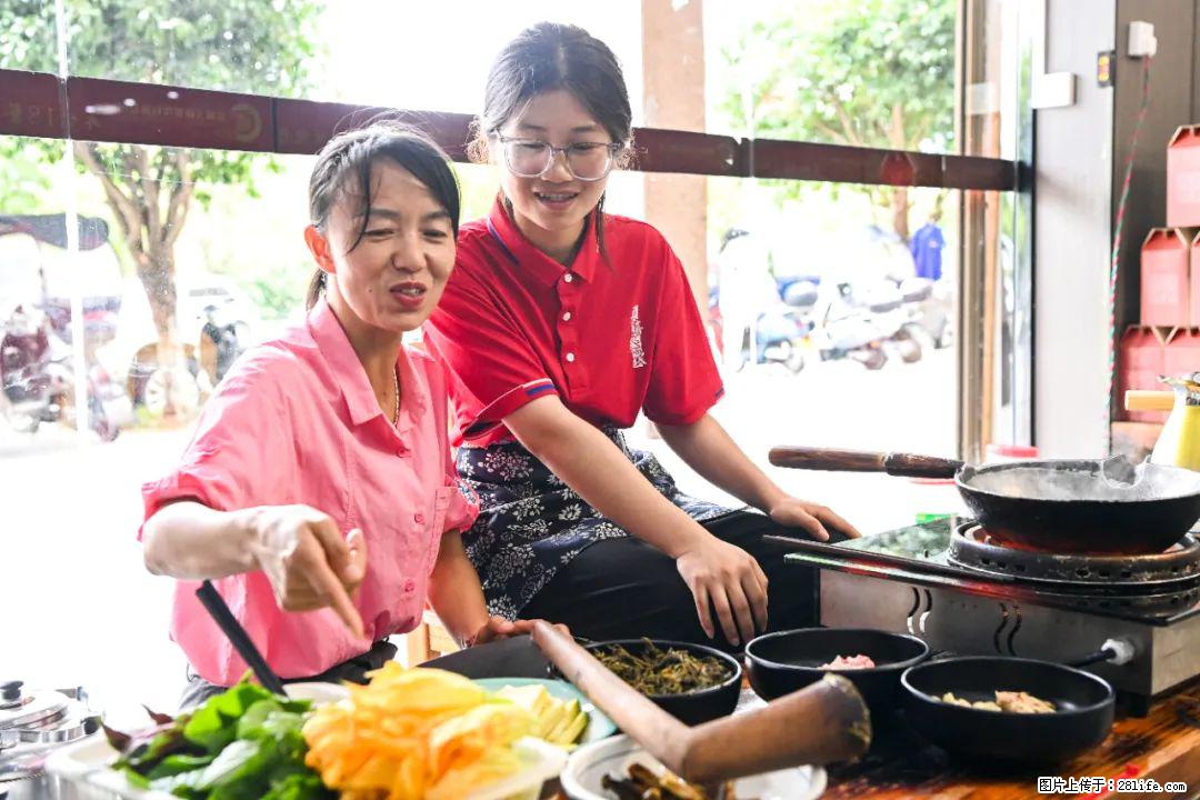 全网追的“扁担女孩”，找了一份暑假工，时薪12元 - 周口生活资讯 - 周口28生活网 zk.28life.net
