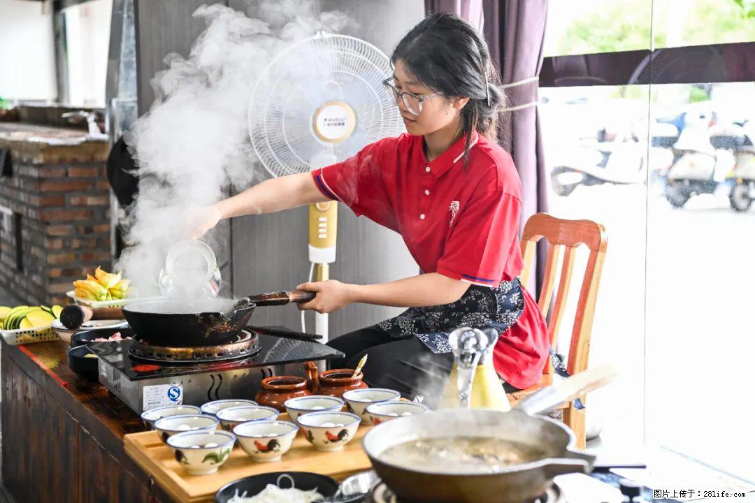 全网追的“扁担女孩”，找了一份暑假工，时薪12元 - 周口生活资讯 - 周口28生活网 zk.28life.net